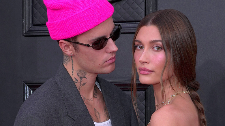 Justin Bieber regarde Hailey Bieber