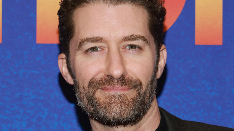 Matthew Morrison barbe cheveux bruns bouche fermée