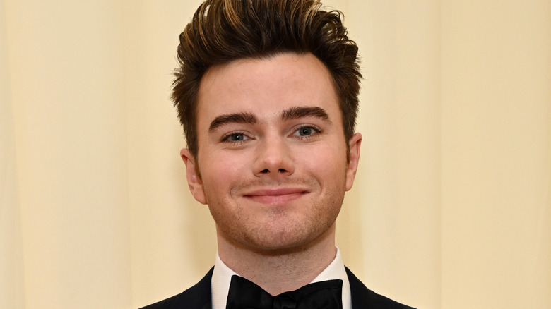 Chris Colfer pompadour cheveux moustache 5 heures d'ombre, souriant