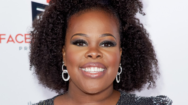 Boucles d'oreilles créoles afro cheveux noirs Amber Riley, souriant