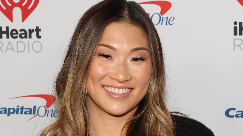 Jenna Ushkowitz longs cheveux bruns large sourire 