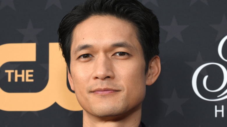 Harry Shum Jr. cheveux noirs 5 heures ombre bouche fermée sourire