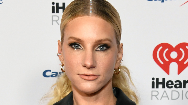 Heather Morris cheveux blonds lissés queue de cheval basse maquillage des yeux scintillants bouche fermée