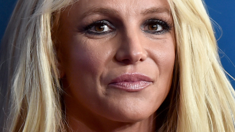 Britney Spears sourit légèrement