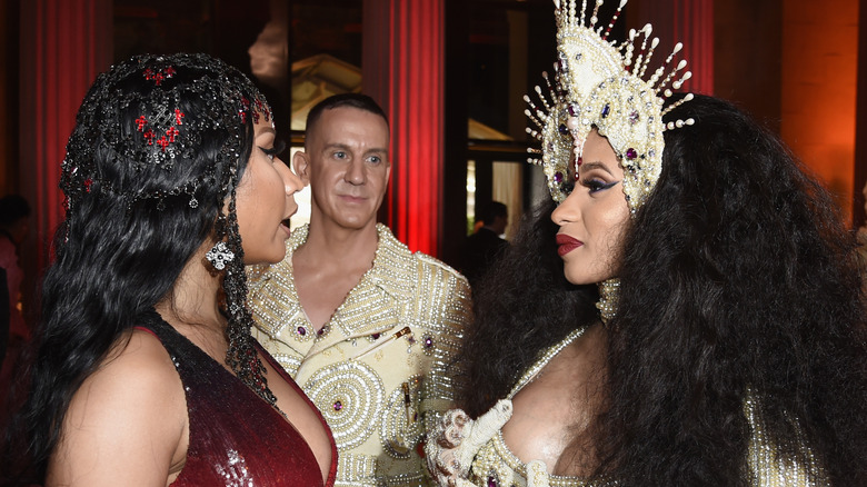 Nicki Minaj et Cardi B discutent au Met Gala