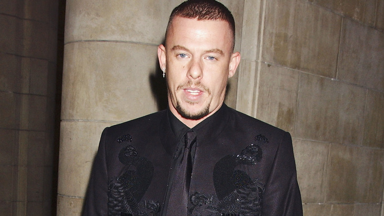 Alexander McQueen posant à l'événement