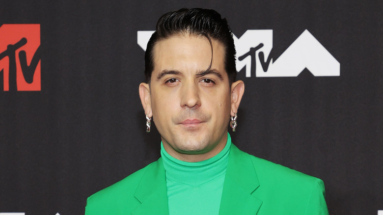 G-Eazy portant une veste verte