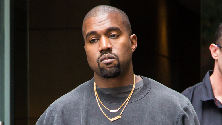 Kanye West posant en sweat