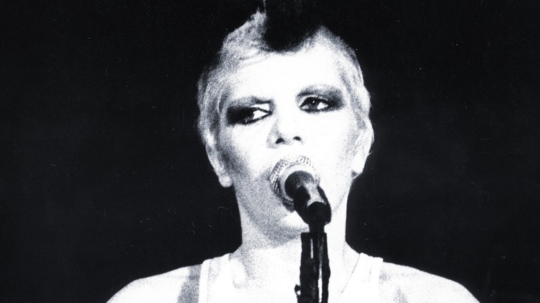 Wendy O. Williams aux cheveux courts