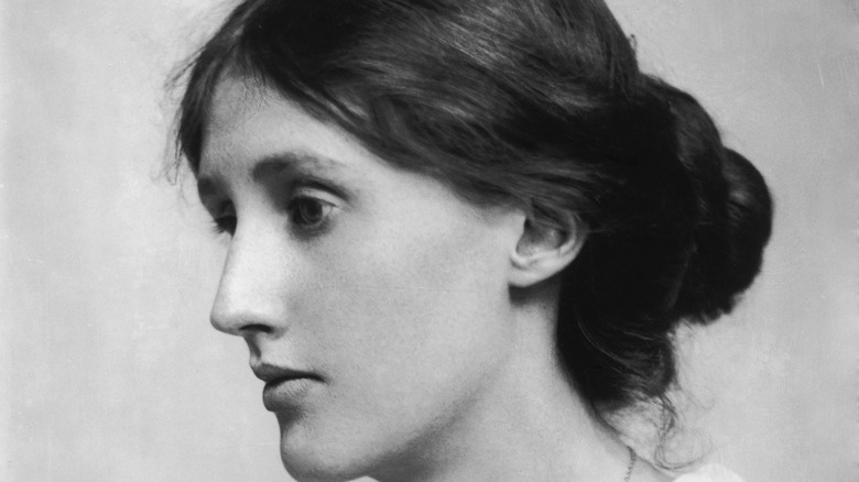 Virginia Woolf avec un chignon