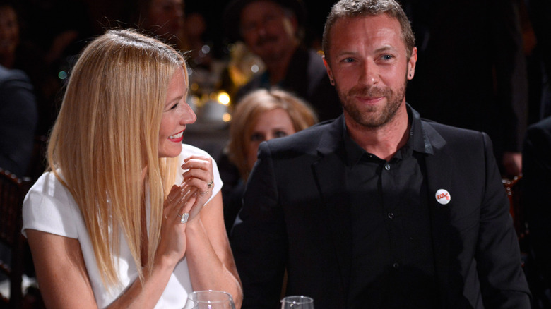 Gwyneth Paltrow et Chris Martin assis ensemble