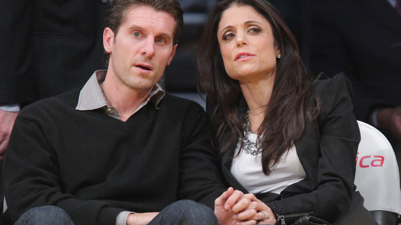 Bethenny Frankel et Jason Hoppy sont assis au bord du terrain