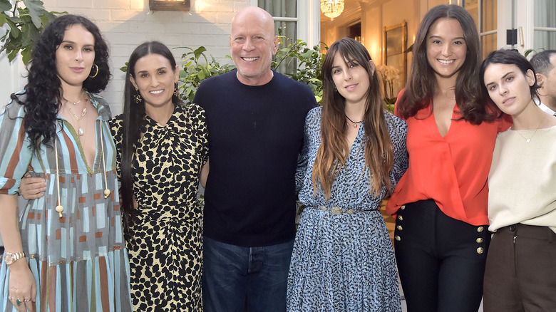 Rumer Willis, Demi Moore, Bruce Willis, Scout Willis, Emma Heming Willis et Tallulah Willis souriant