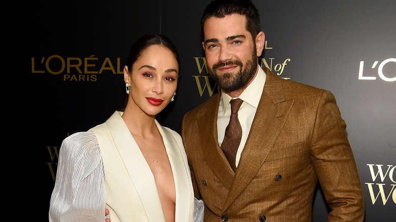 Jesse Metcalfe et Cara Santana sur un tapis rouge