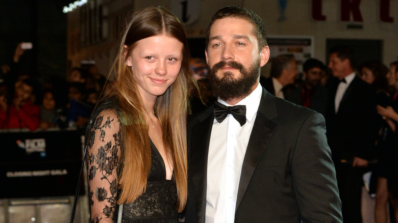 Shia LaBeouf et Mia Goth sur un tapis rouge