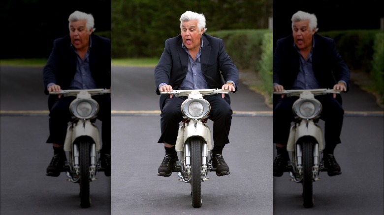 Jay Leno sur une moto vintage