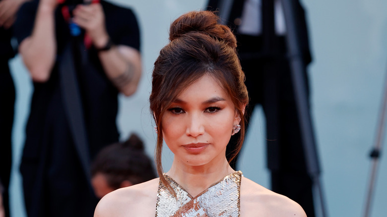 Gemma Chan en robe dorée