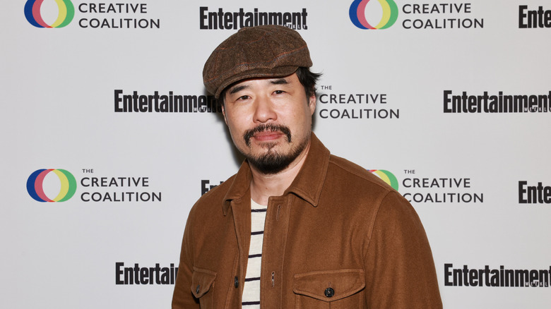 Randall Park posant