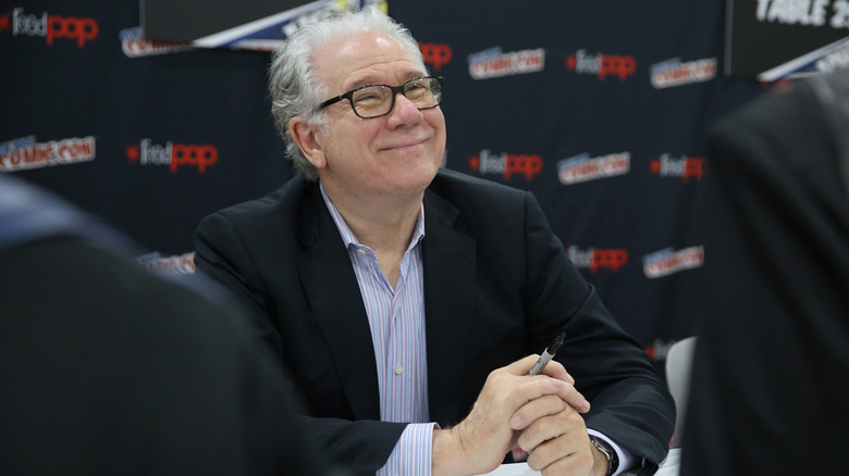 John Larroquette signant des autographes pour "The Librarians"