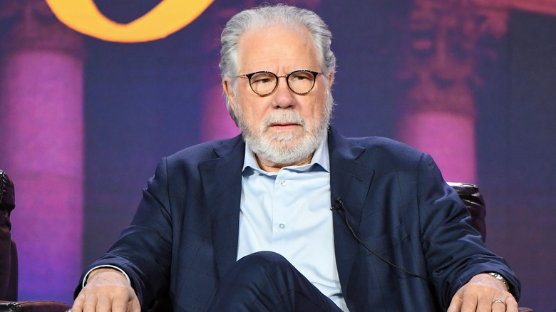 John Larroquette parlant à l'événement