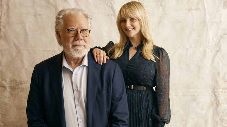 John Larroquette posant avec Melissa Rauch