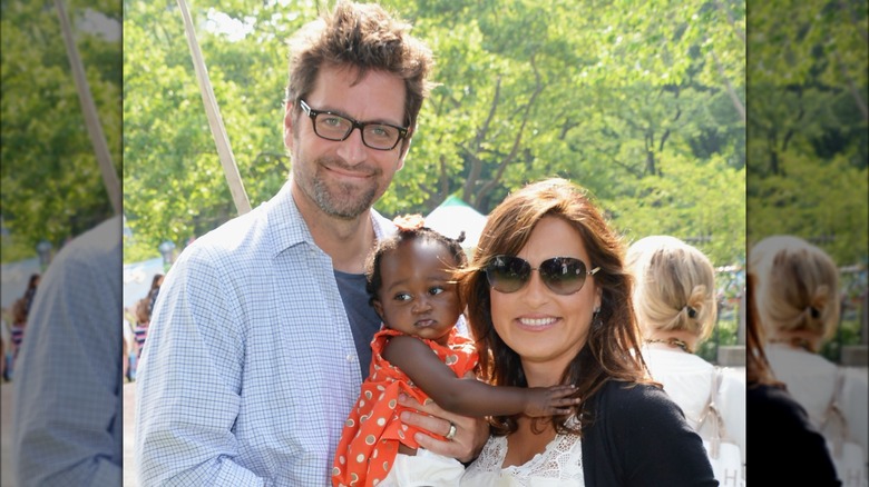 Peter Hermann et Mariska Hargitay tenant leur fille Amaya Hermann