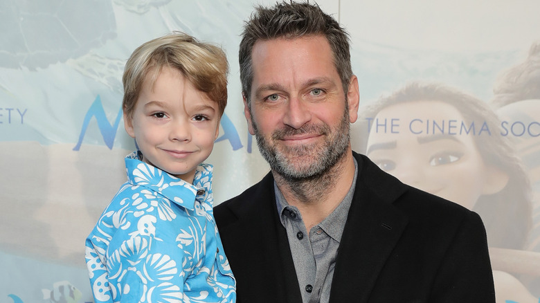 Peter Hermann tenant son fils Andrew Hermann