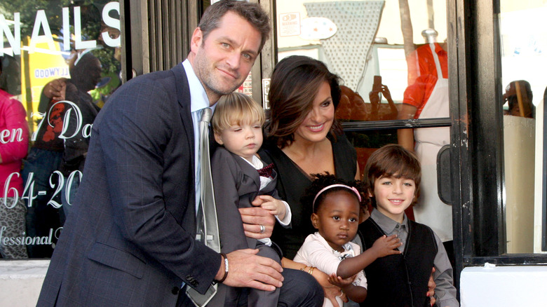 Peter Hermann et Mariska Hargitay posant avec leurs trois enfants