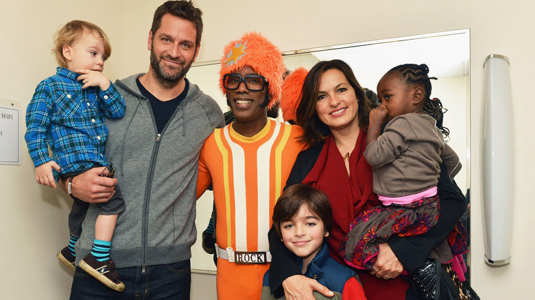 Peter Hermann et Mariska Hargitay posant avec leurs enfants et DJ Lance Rock