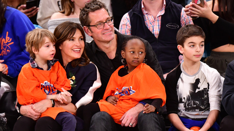 Mariska Hargitay, Peter Hermann et leurs enfants lors d'un match