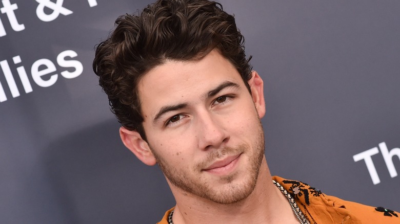 Nick Jonas posant