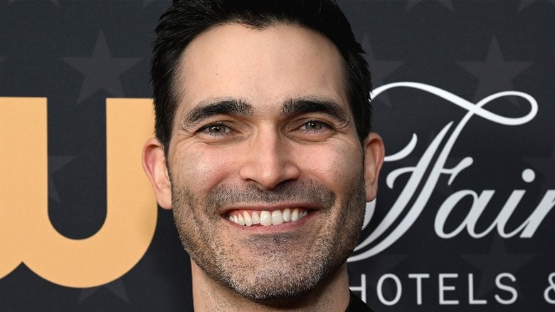 Tyler Hoechlin souriant logo CW noir