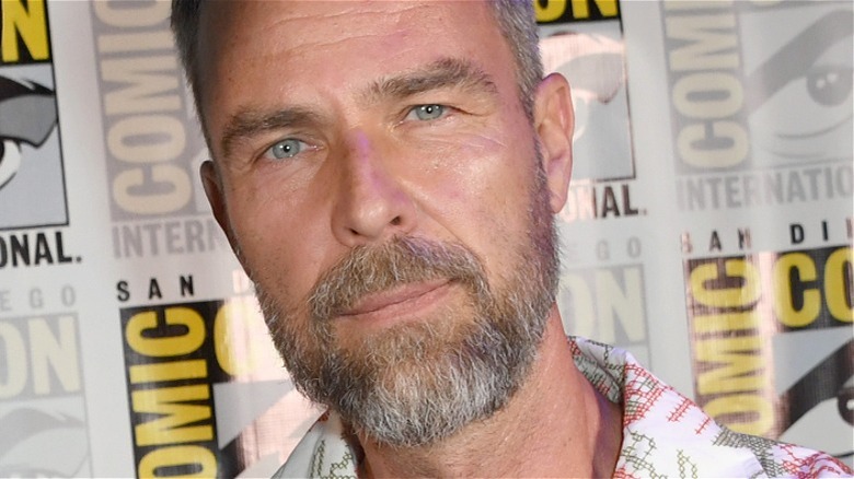 JR Bourne Comic Con regardant la caméra