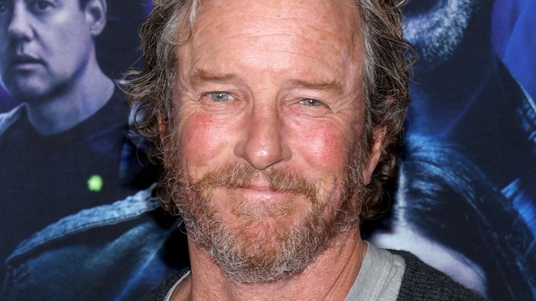 Linden Ashby barbe cheveux bouclés tapis rouge, souriant