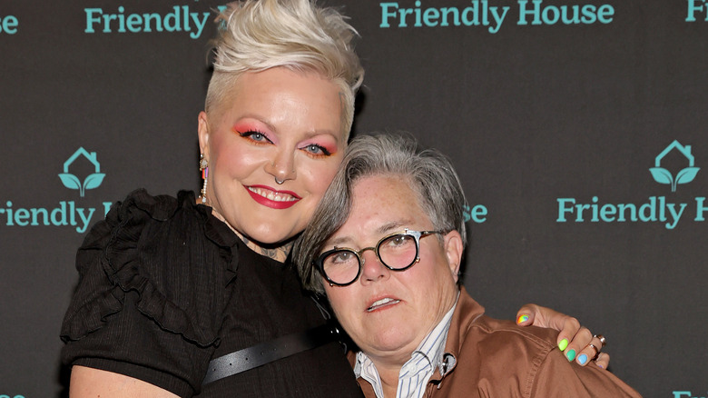 Aimee Hauer câline Rosie O'Donnell sur le tapis rouge