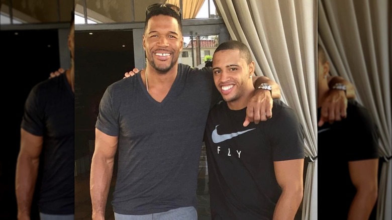 Michael Strahan pose aux côtés de son fils Michael Strahan Jr.