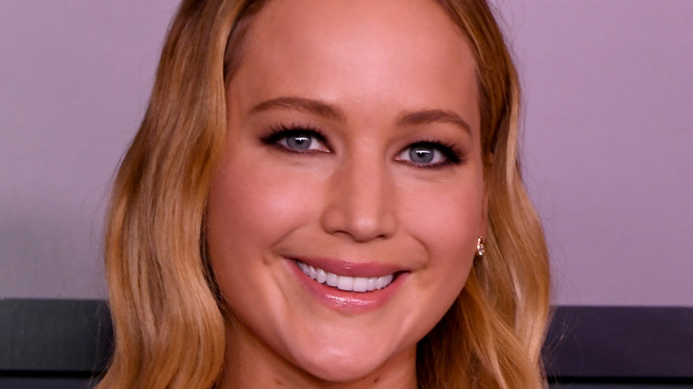 Jennifer Lawrence sourit rouge à lèvres rose