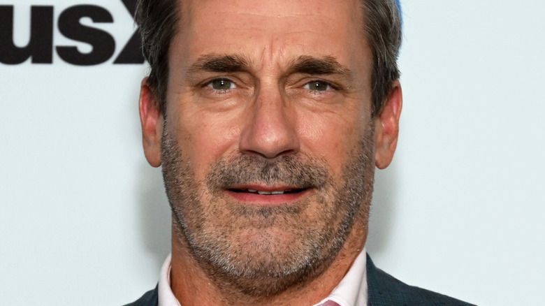 Tapis rouge de Jon Hamm, regardant la caméra