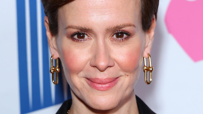 Boucles d'oreilles en or Sarah Paulson, souriante