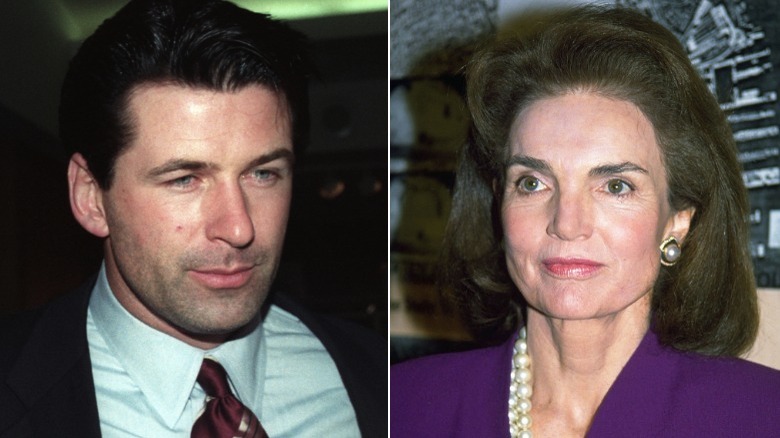 Alec Baldwin regarde au loin et Jackie Kennedy sourit légèrement en image fractionnée