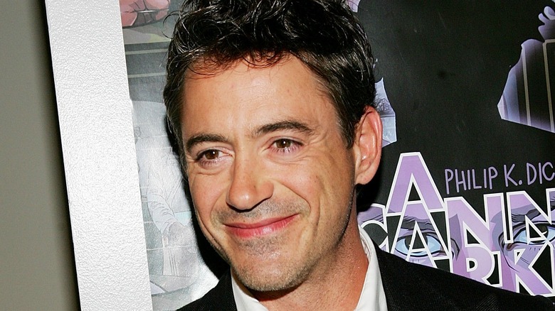 Tapis rouge souriant de Robert Downey Jr.