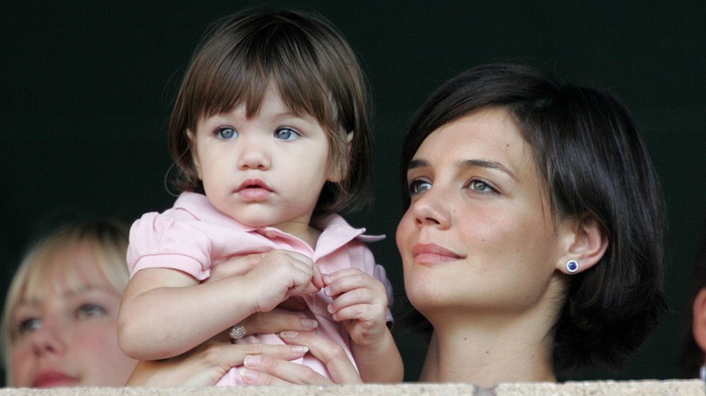 Katie Holmes tenant Suri Cruise