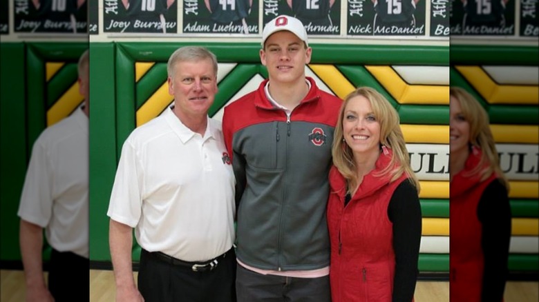 Joe Burrow pose avec ses parents