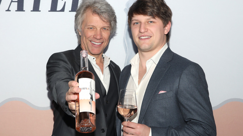 Jon Bon Jovi et Jesse Bongiovi souriant avec du vin