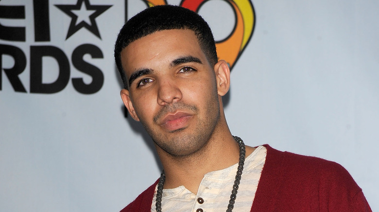 Drake en cardigan rouge