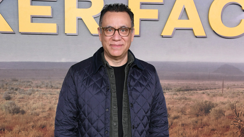 Fred Armisen léger sourire