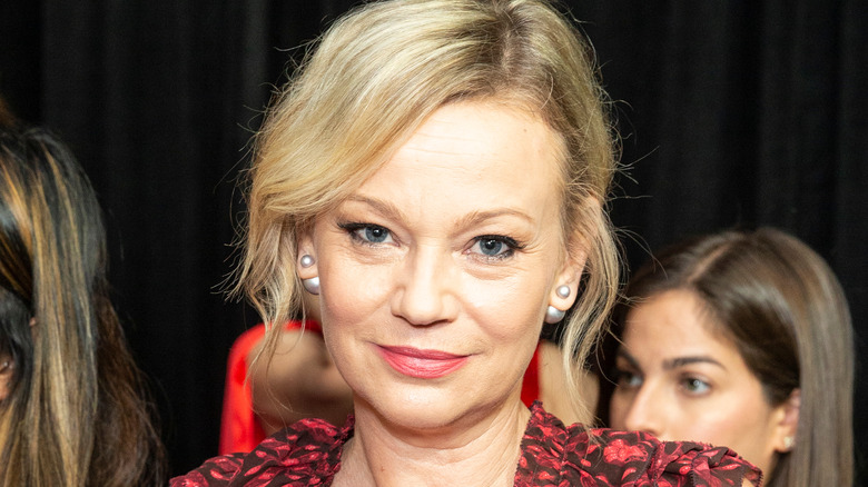 Samantha Mathis posant