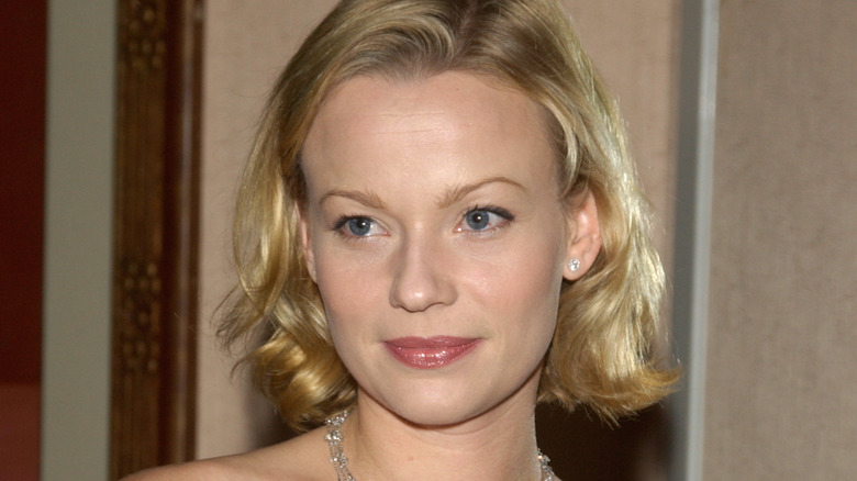 Samantha Mathis posant