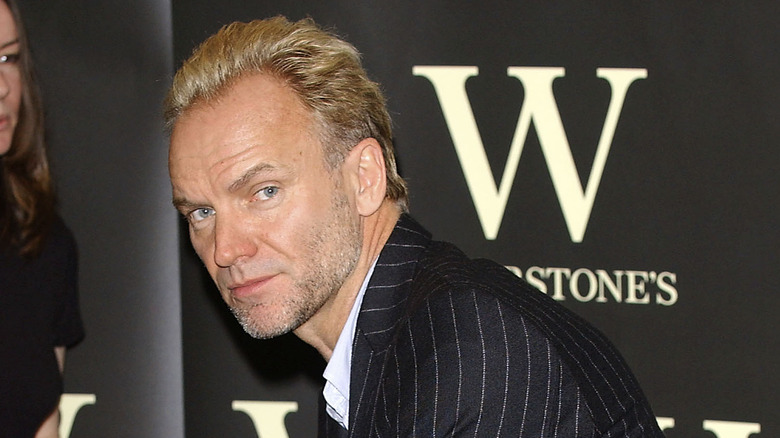 Sting regarde par-dessus son épaule