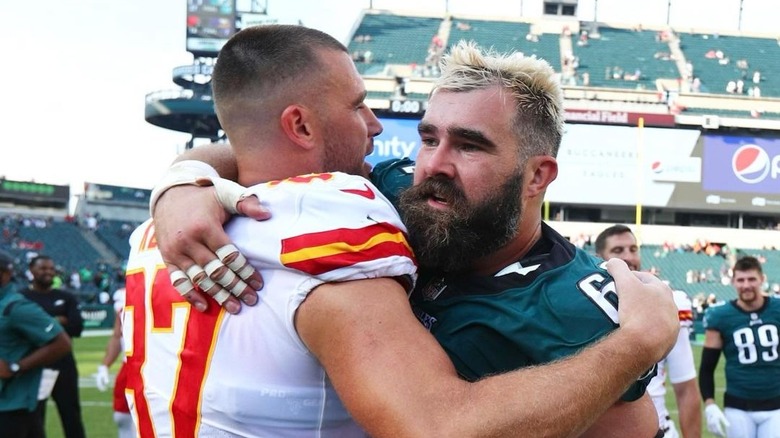 Jason et Travis Kelce se font un câlin après un match